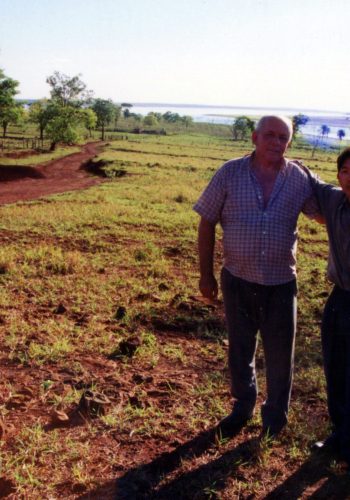 014 – João Batista de Queiroz e Cláudio Tsuyoshi Suenaga na Fazenda Aldeia dos Índios, em São Francisco de Sales (MG)